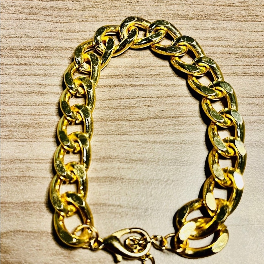 Elegant Gold Chain Bracelet